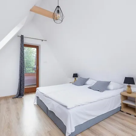 Salwatorianska Mountain View By Renters Apartment